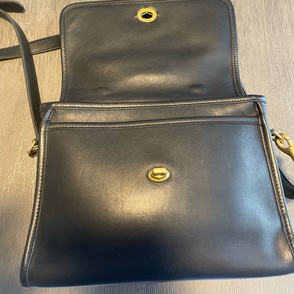 Vintage Coach Court 9870 Crossbody Bag - Picture 2 of 10